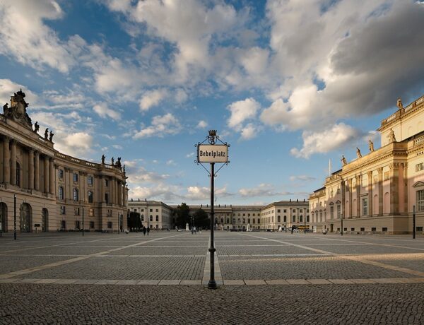 Bebelplatz Berlim em junho recebe a Feira do Livro 2025