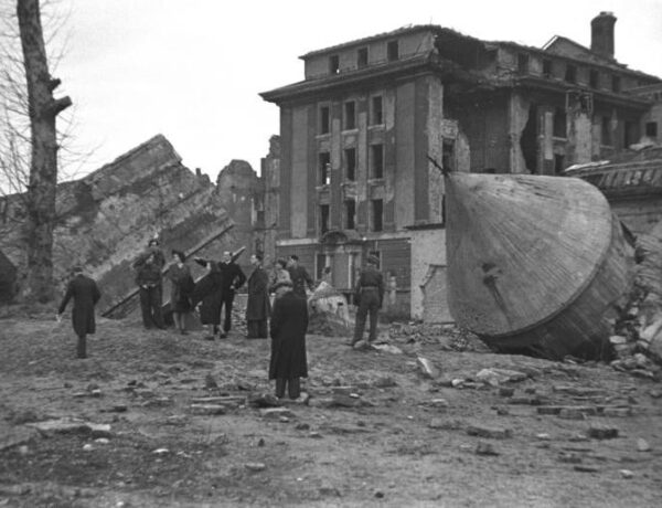 Berlim: A Chancelaria do Reich destruída depois da Segunda Guerra Mundial, assim como o Führerbunker - Créditos: Donath, Otto // Wikimedia Commons
