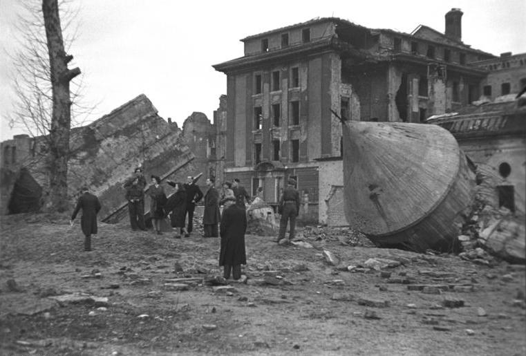 Berlim: A Chancelaria do Reich destruída depois da Segunda Guerra Mundial, assim como o Führerbunker - Créditos: Donath, Otto // Wikimedia Commons