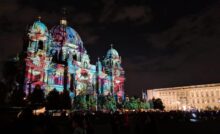 Berlim em Outubro: Catedral de Berlim iluminada com projeções coloridas durante o Festival de Luzes à noite - Foto: Arquivo pessoal German Routes