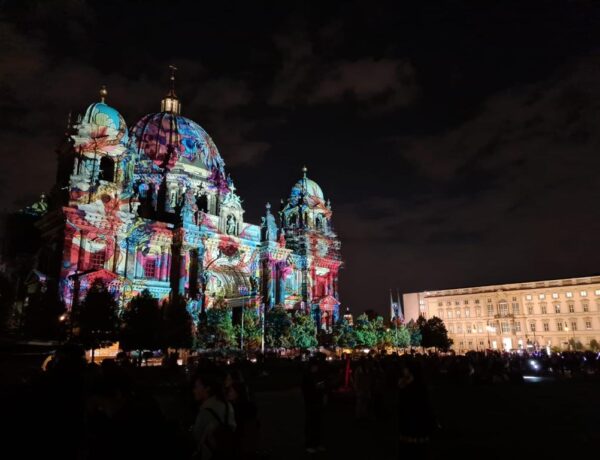Berlim em Outubro: Catedral de Berlim iluminada com projeções coloridas durante o Festival de Luzes à noite - Foto: Arquivo pessoal German Routes