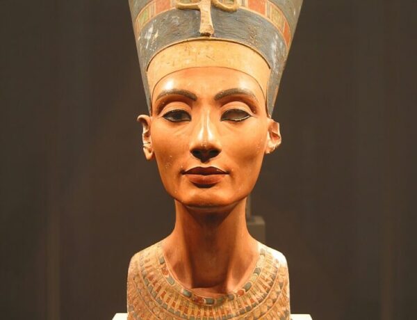 O busto de Nefertiti: A Rainha do Nilo em Berlim