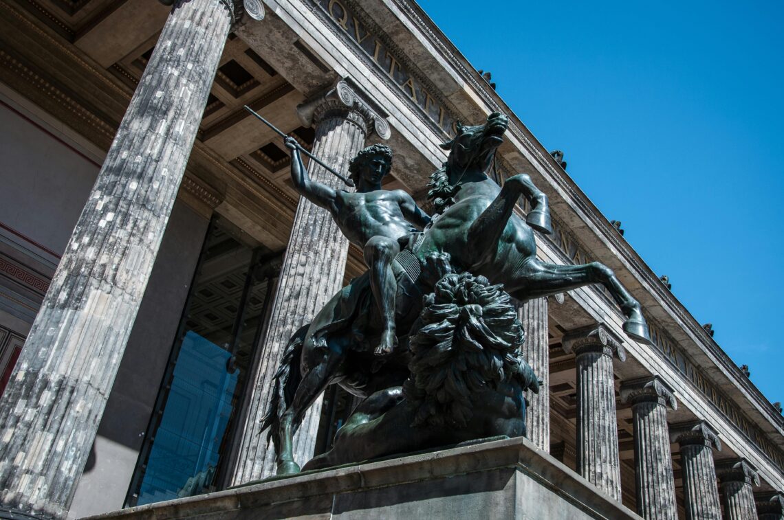 Estátua De Homem A Cavalo - Museus de Berlim