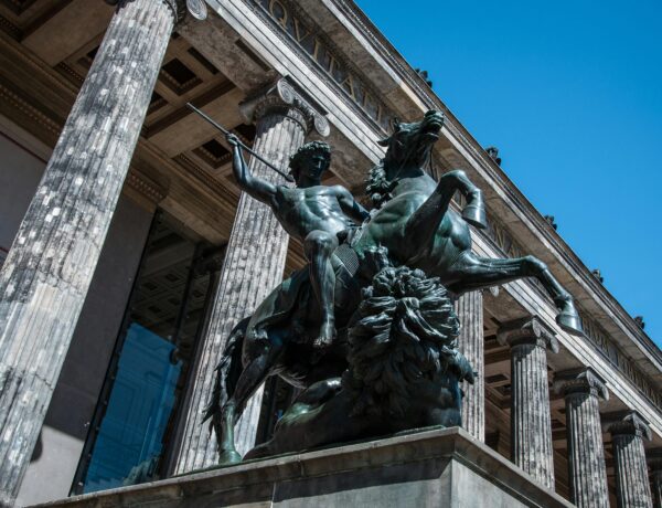 Estátua De Homem A Cavalo - Museus de Berlim