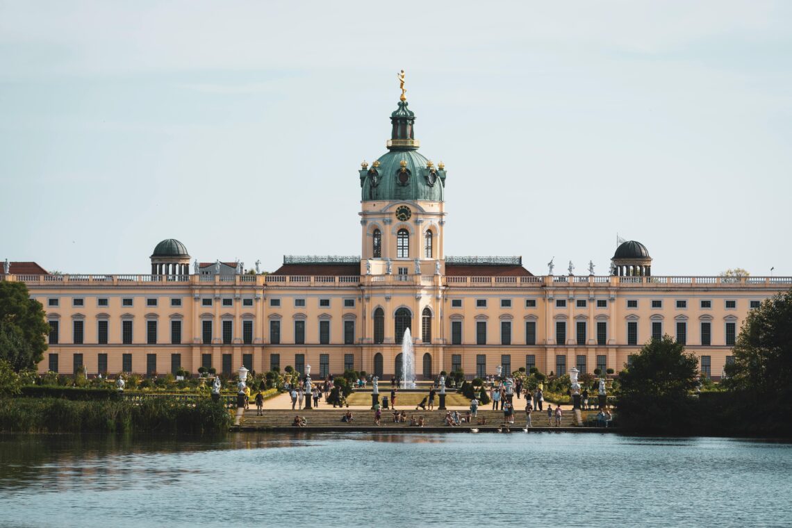 Palácio De Charlottenburg Em Berlim Com Lago Reflexivo - Foto de Silvio Pelegrin