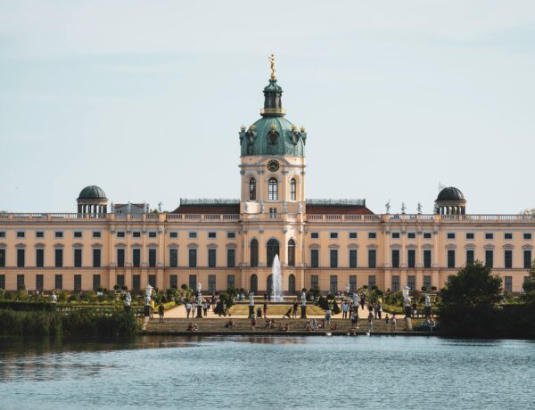 Palácio De Charlottenburg Em Berlim Com Lago Reflexivo - Foto de Silvio Pelegrin