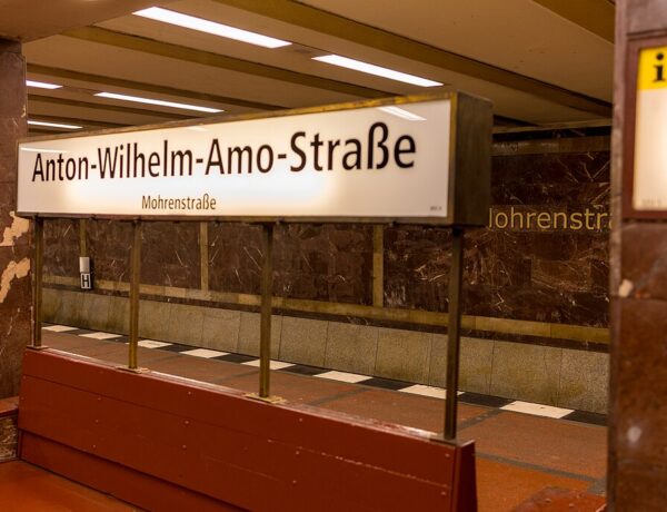 Anton-Wilhelm-Amo-Straße, antiga Mohrenstraße - Foto de GodeNehler no WikiMedia Commons